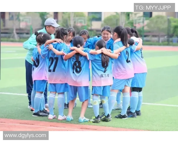 小孩们的足球比赛梦想在绿茵场上绽放青春活力与团队精神 小孩们的足球比赛梦想在绿茵场上绽放青春活力与团队精神